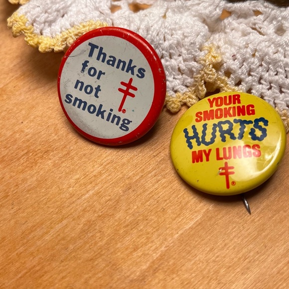 (2) Vintage lapel pins “Thank You for not smoking” - Picture 7 of 7